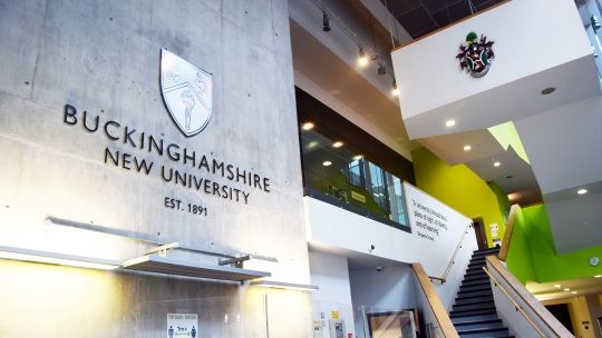 Die IAO erneuert ihre fünfjährige akademische Partnerschaft mit der Buckinghamshire New University